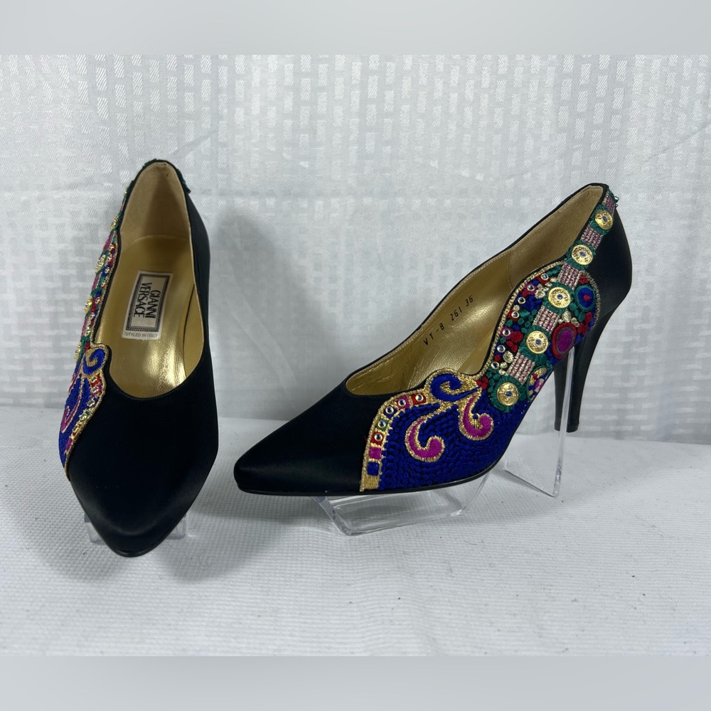 EUC maybe NWOT Vintage Gianni Versace Embroidered Pumps size 36